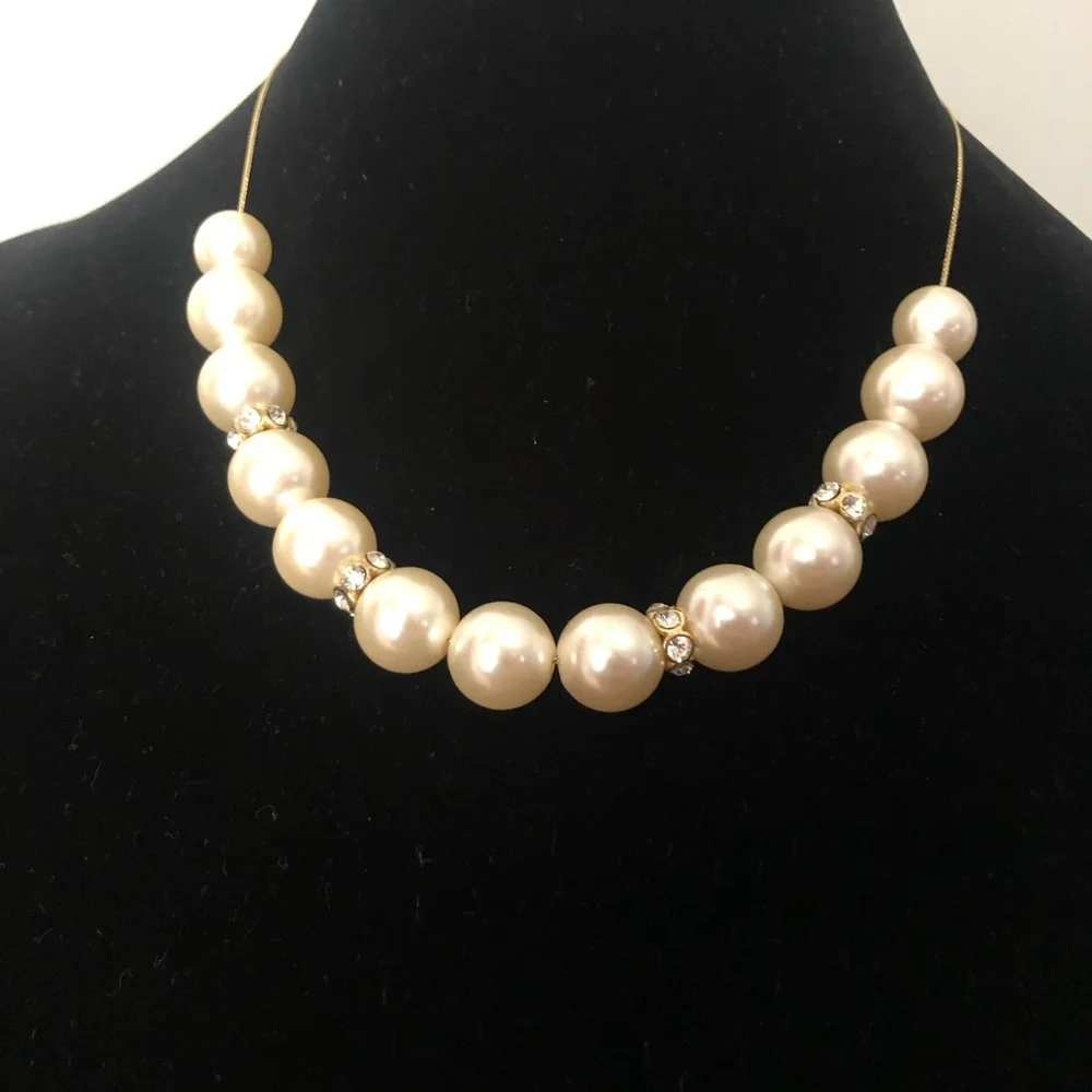 Faux Pearl fashion necklace gold tone chain . Jewellery - Picture 8 of 11